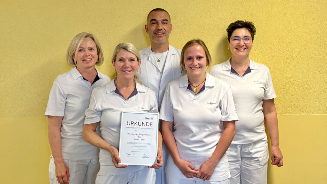 Das Team des Wundbehandlungszentrums mit der Urkunde der Re-Anerkennung