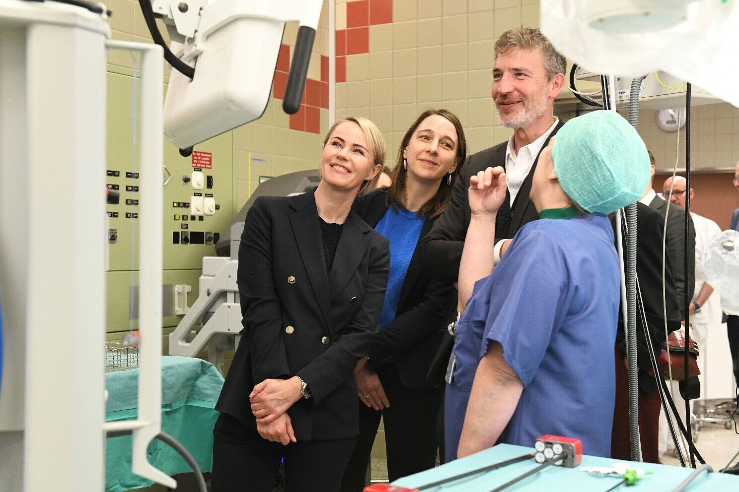 Natalie Rickli zu Besuch im Spital Uster