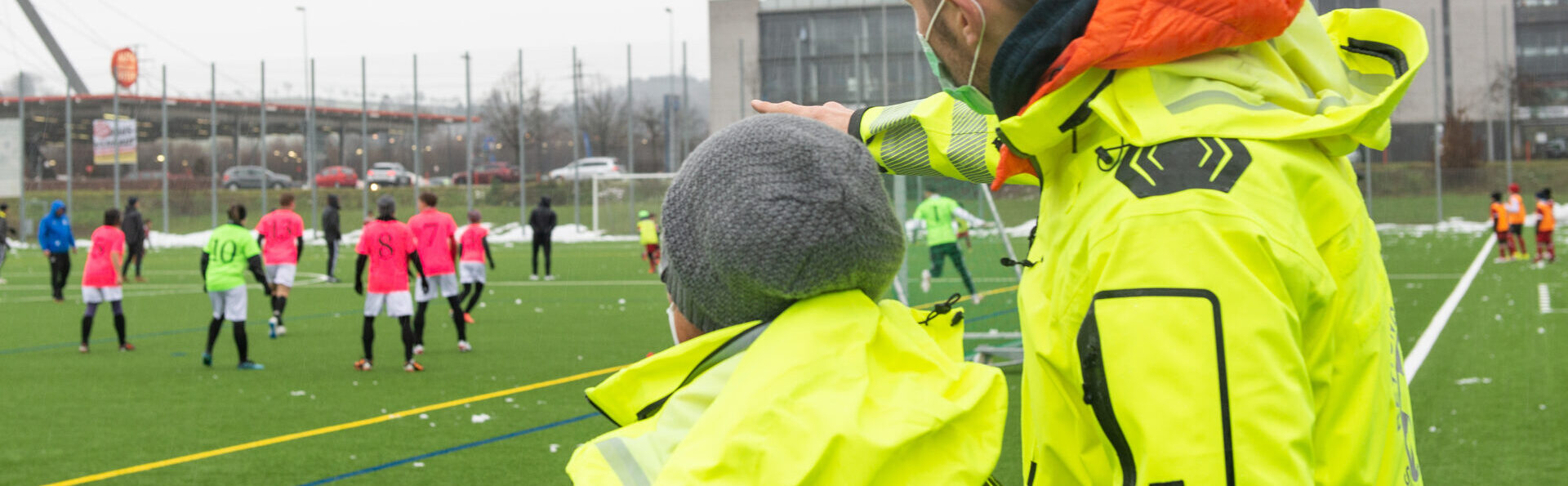 Arzt und Rettungsdienst an einem Sportanlass im Einsatz.