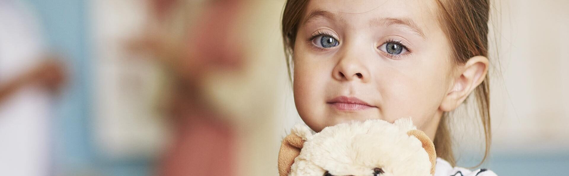 Maedchen mit Teddy