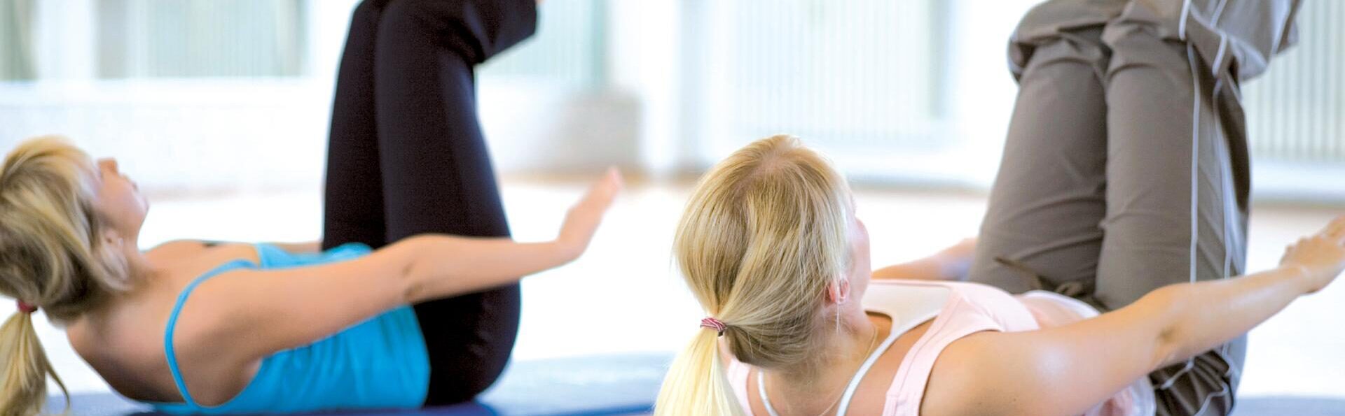 Zwei Frauen beim Gymnastiktraining