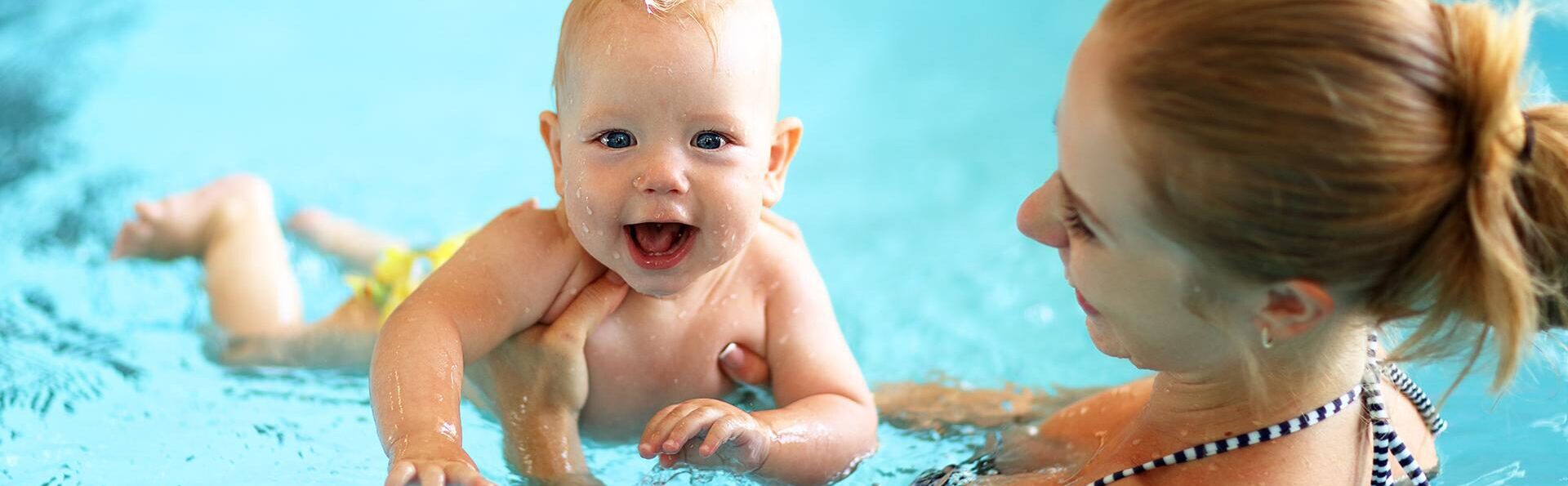 Mutter und Baby beim Schwimmen