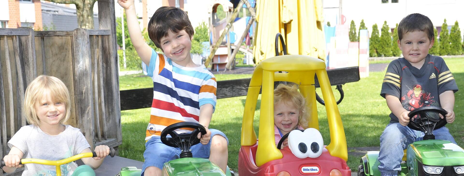 Vier Kinder beim Spielen