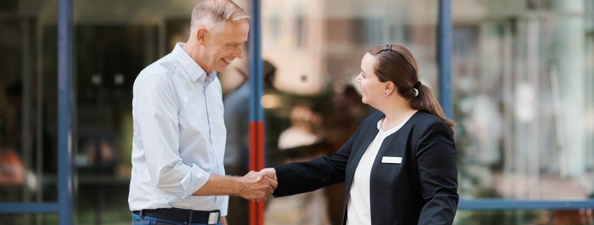 Guest Relation: Mitarbeiter verabschiedet Patient