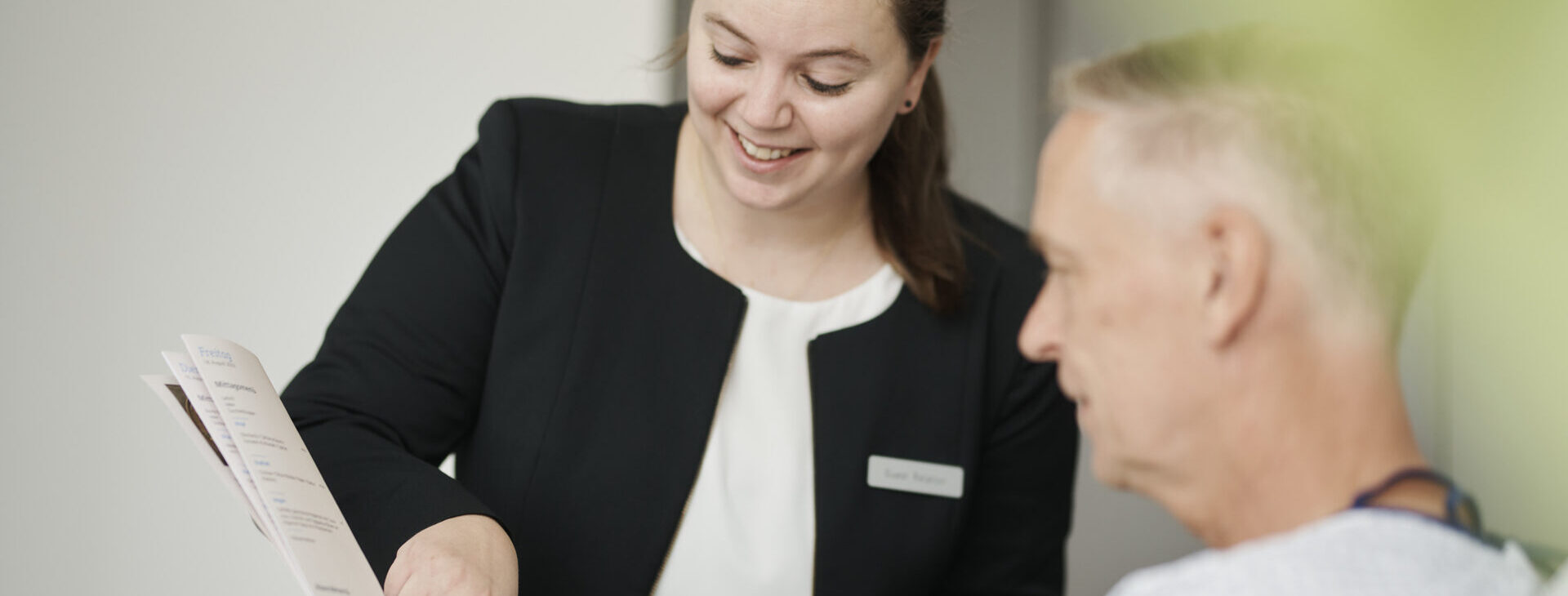 Guest Relation: Mitarbeiterin berät bei der Menüauswahl.