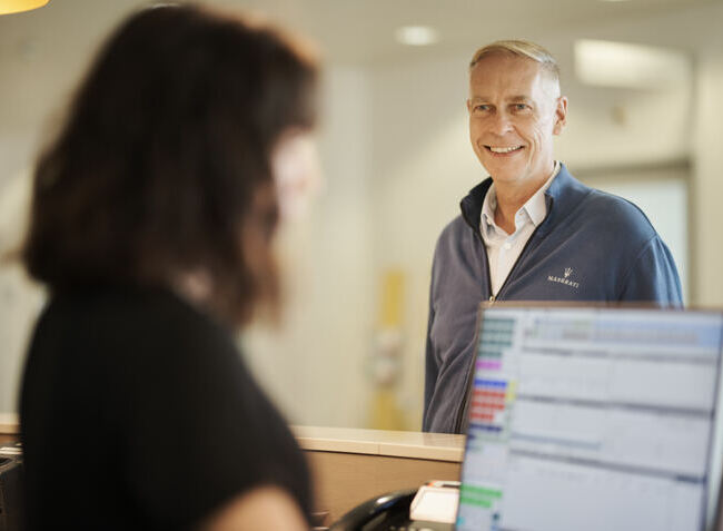 Patient tritt im Spital ein. 