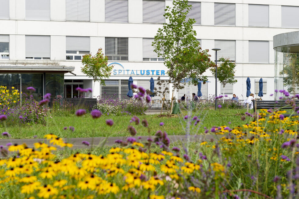 Park und Eingang vom Parkhaus