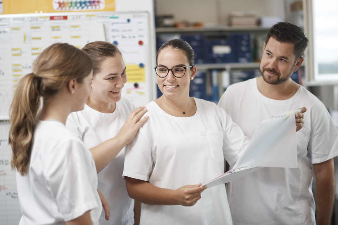 Pflegefachpersonen besprechen Lerninhalte gemeinsam