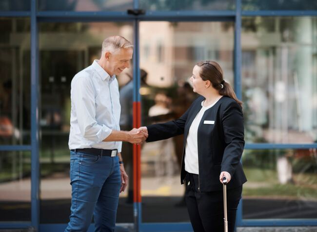 Guest Relation: Mitarbeiter verabschiedet Patient